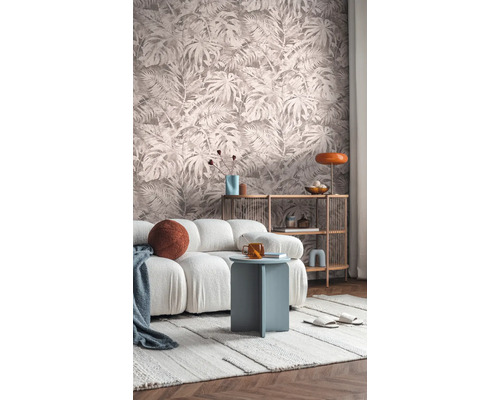 Obývací pokoj s vzorovanou tapetou, pohovkou, odkládacím stolkem a regálem