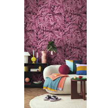 Dekorativní obývací pokoj s tapetou se vzorem, pohovkou a odkládacím stolkem.