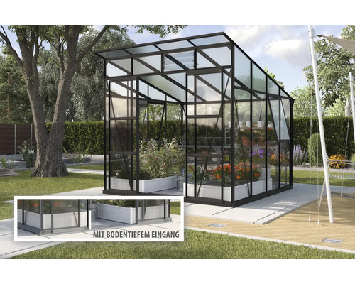 Skleník s regály a rostlinami na zahradě