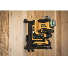 DeWalt Logo liniový laser s držákem pro montáž na stěnu.