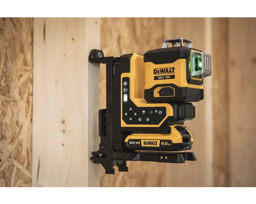 DeWalt Logo liniový laser s držákem pro montáž na stěnu.
