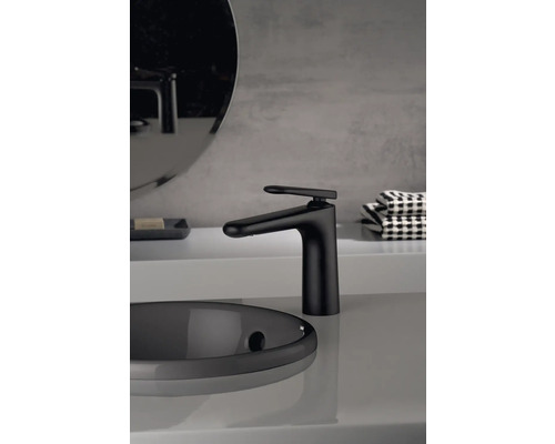 Moderní koupelna s černou umyvadlovou baterií a umyvadlem na desku