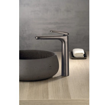 Umyvadlová baterie vedle umyvadla na desku na dřevěném povrchu