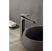 Umyvadlová baterie vedle betonového umyvadla