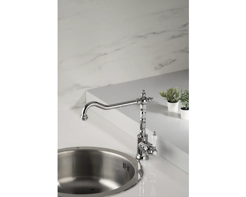 Chromová kuchyňská baterie s dřezem a dekorací