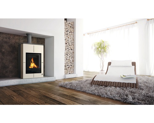 Obývací pokoj s kamny, dřevěnou stěnou a lehátkem