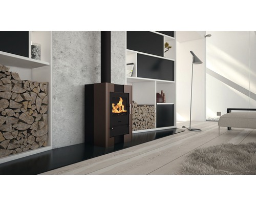 Krbová kamna v obývacím pokoji s regálem na dřevo