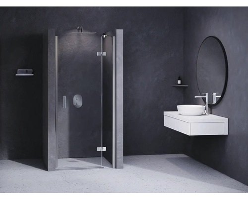 Moderní koupelna se sprchou, umyvadlem a zrcadlem