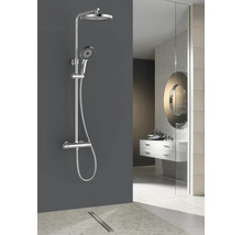 Sprchový sloup s hlavovou a ruční sprchou v moderní koupelně