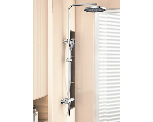 Sprchový panel s hlavovou a ruční sprchou v koupelně