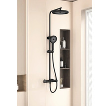 Černá sprchová souprava s hlavovou a ruční sprchou v moderní koupelně.