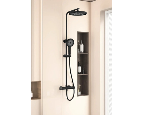 Černá sprchová souprava s hlavovou a ruční sprchou v moderní koupelně.