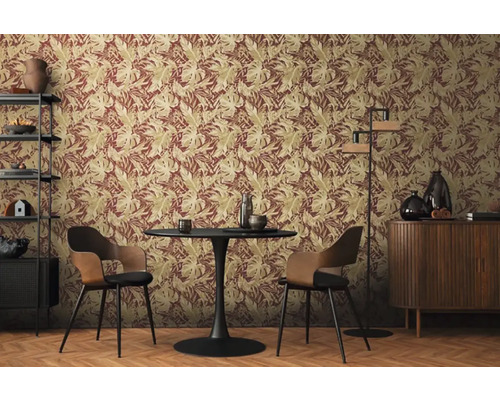 Dekorativní interiér se vzorovanou tapetou, kulatým stolem a židlemi.