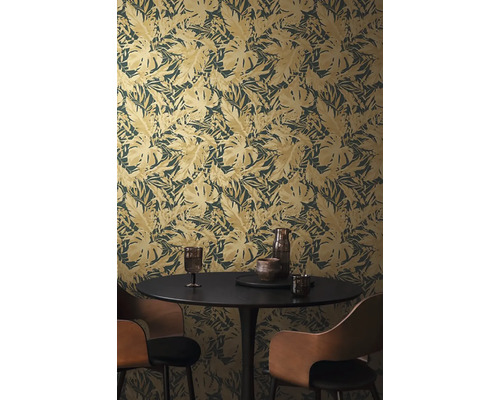 Tapeta s motivem listů v jídelně se stolem a židlemi