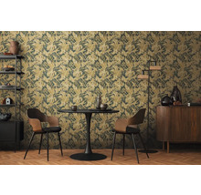 Obývací pokoj s botanickou tapetou, stolem a židlemi