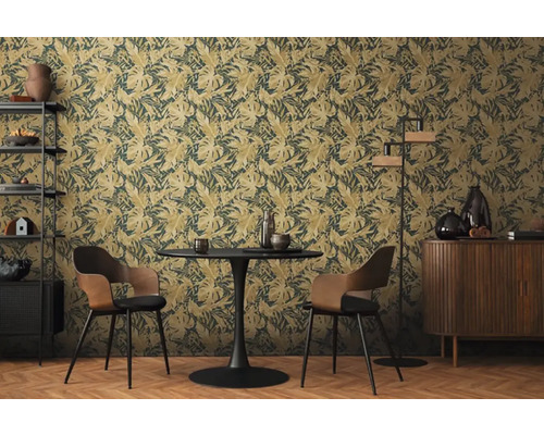 Obývací pokoj s botanickou tapetou, stolem a židlemi