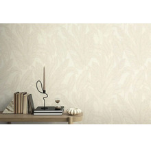 Detail stěny s tapetou s motivem listů