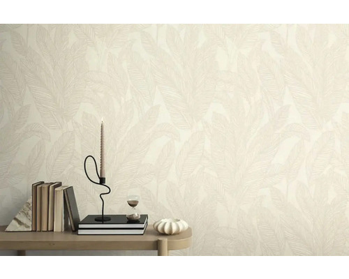 Detail stěny s tapetou s motivem listů