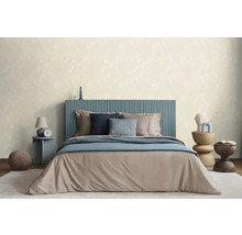 Ložnice s postelí, nočními stolky a dekoracemi pro světlou a přátelskou atmosféru.