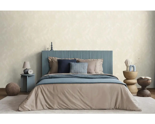 Ložnice s postelí, nočními stolky a dekoracemi pro světlou a přátelskou atmosféru.