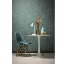 Návrh interiéru s tapetou s listovým vzorem, stolem a židlí