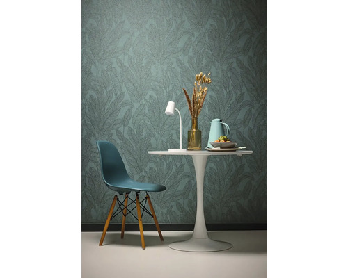 Návrh interiéru s tapetou s listovým vzorem, stolem a židlí