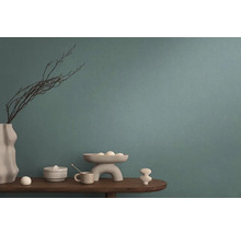 Dekorativní předměty na dřevěném stole před stěnou