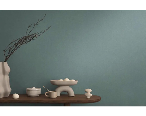 Dekorativní předměty na dřevěném stole před stěnou