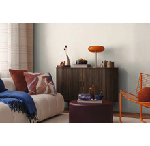 Obývací pokoj s pohovkou, skříňkou a dekorativními prvky pro útulnou atmosféru.