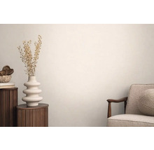 Scéna s křeslem, odkládacím stolkem s vázou a dekorativními doplňky do obývacího pokoje