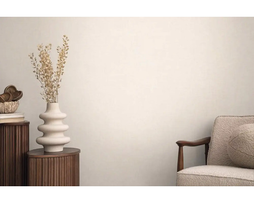 Scéna s křeslem, odkládacím stolkem s vázou a dekorativními doplňky do obývacího pokoje