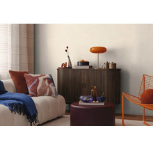 Obývací pokoj s pohovkou, skříňkou, lampou a dekoracemi pro útulnou atmosféru.