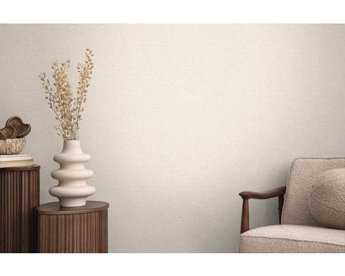 Dekorativní obývací pokoj s vázou, stolem a křeslem pro útulnou atmosféru.