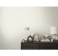 Scéna s tapetou se vzorem, komodou a dekorativními předměty