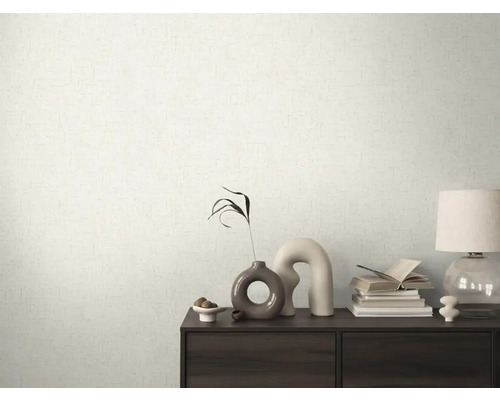 Scéna s tapetou se vzorem, komodou a dekorativními předměty