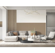 Světlý obývací pokoj s pohovkou, křeslem, konferenčním stolkem a moderním osvětlením