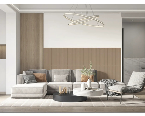 Světlý obývací pokoj s pohovkou, křeslem, konferenčním stolkem a moderním osvětlením