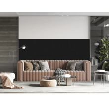 Obývací pokoj s pohovkou, konferenčním stolkem a dekorativními předměty ve světlém prostředí.