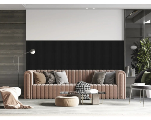 Obývací pokoj s pohovkou, konferenčním stolkem a dekorativními předměty ve světlém prostředí.