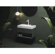 Koupelnová scéna s umyvadlovou skříňkou, umyvadlem, baterií, zrcadlem a dekorací