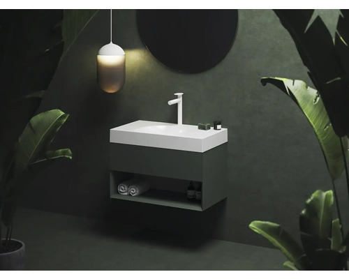 Koupelnová scéna s umyvadlovou skříňkou, umyvadlem, baterií, zrcadlem a dekorací