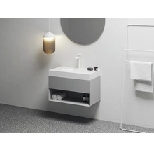 Moderní koupelna s umyvadlem, zrcadlem, lampou a držákem na ručníky