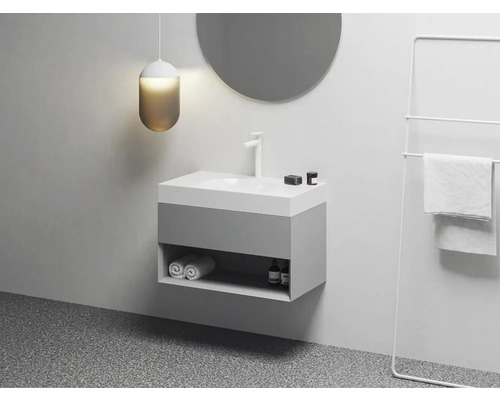 Moderní koupelna s umyvadlem, zrcadlem, lampou a držákem na ručníky