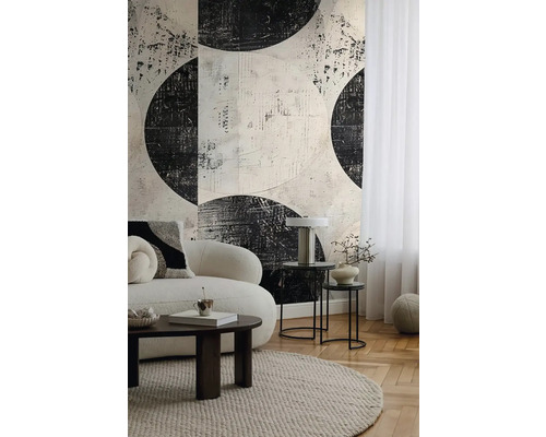 Obývací pokoj s pohovkou, konferenčním stolkem, odkládacími stolky a vzorovanou tapetou