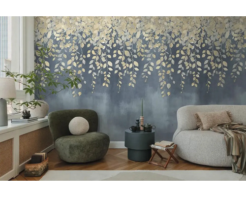 Obývací pokoj s nástěnnou tapetou s padajícím listím, křeslem a pohovkou