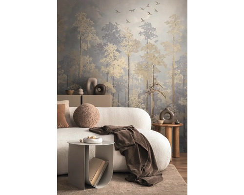 Obývací pokoj s pohovkou, odkládacími stolky a tapetou s motivem lesa