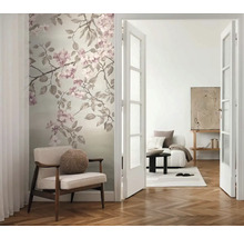 Obývací pokoj s květinovou fototapetou, křeslem a dvoukřídlými dveřmi