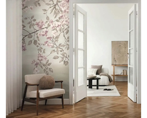 Obývací pokoj s květinovou fototapetou, křeslem a dvoukřídlými dveřmi