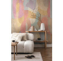 Obývací pokoj s pohovkou, regálem a abstraktní nástěnnou malbou pro světlé a uspořádané prostředí.