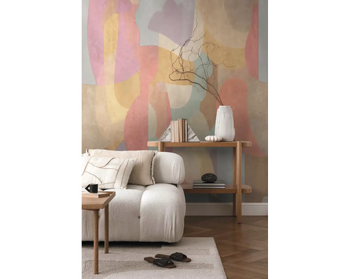 Obývací pokoj s pohovkou, regálem a abstraktní nástěnnou malbou pro světlé a uspořádané prostředí.